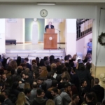 Ο πρόεδρος της Φ.Ε. καθηγητής Γ. Μπαμπινιώτης καλωσορίζει τους αποφοίτους